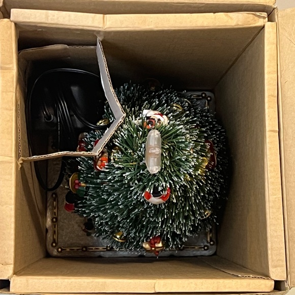 Maisto Evergreen Sentry 1995 Animated Illuminated Musical Tree Santa NIB 12” - Picture 3 of 16